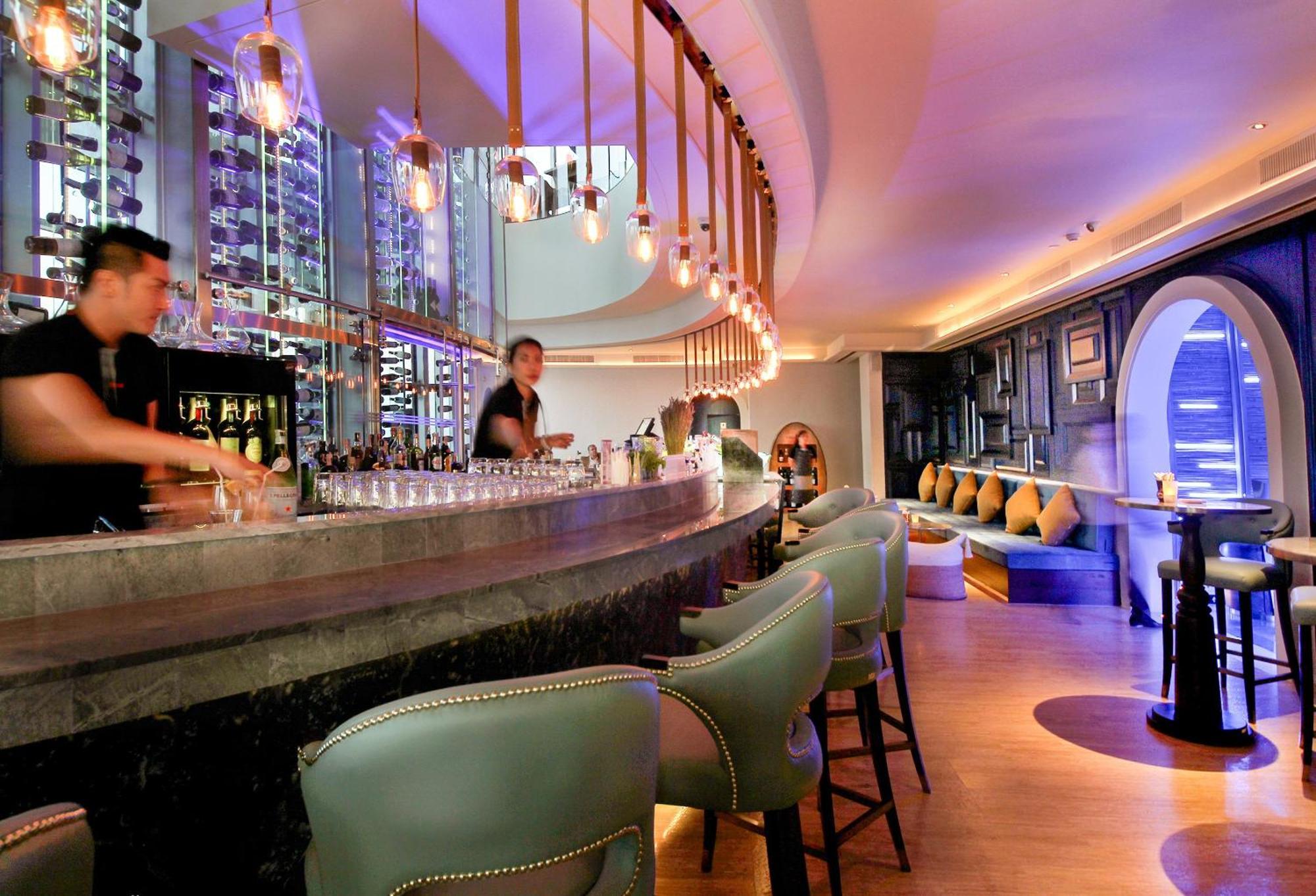 Centara Grand At Centralworld Bangkok Exterior photo The bar at the 101 bar