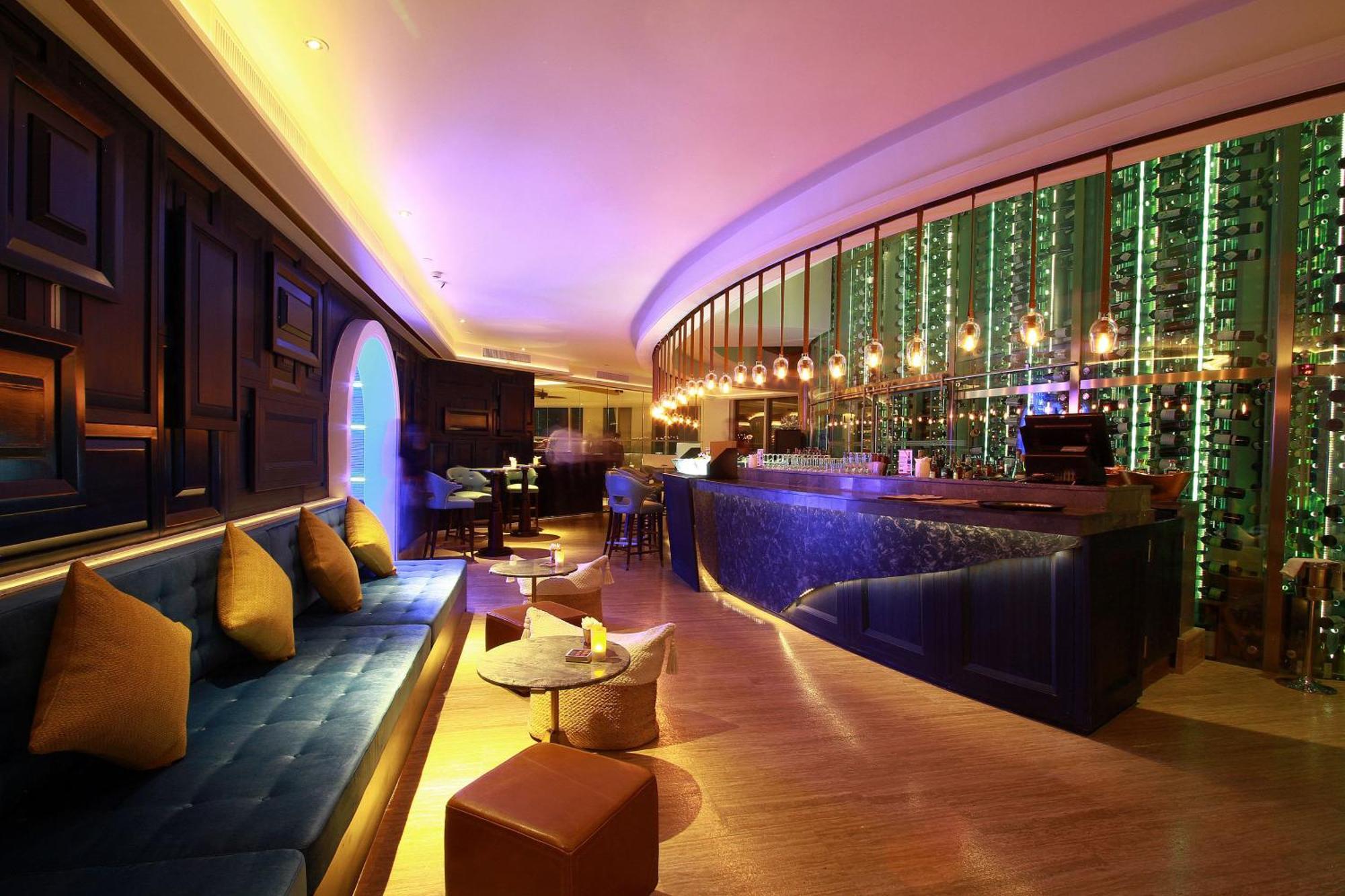 Centara Grand At Centralworld Bangkok Exterior photo The bar at the 101 bar