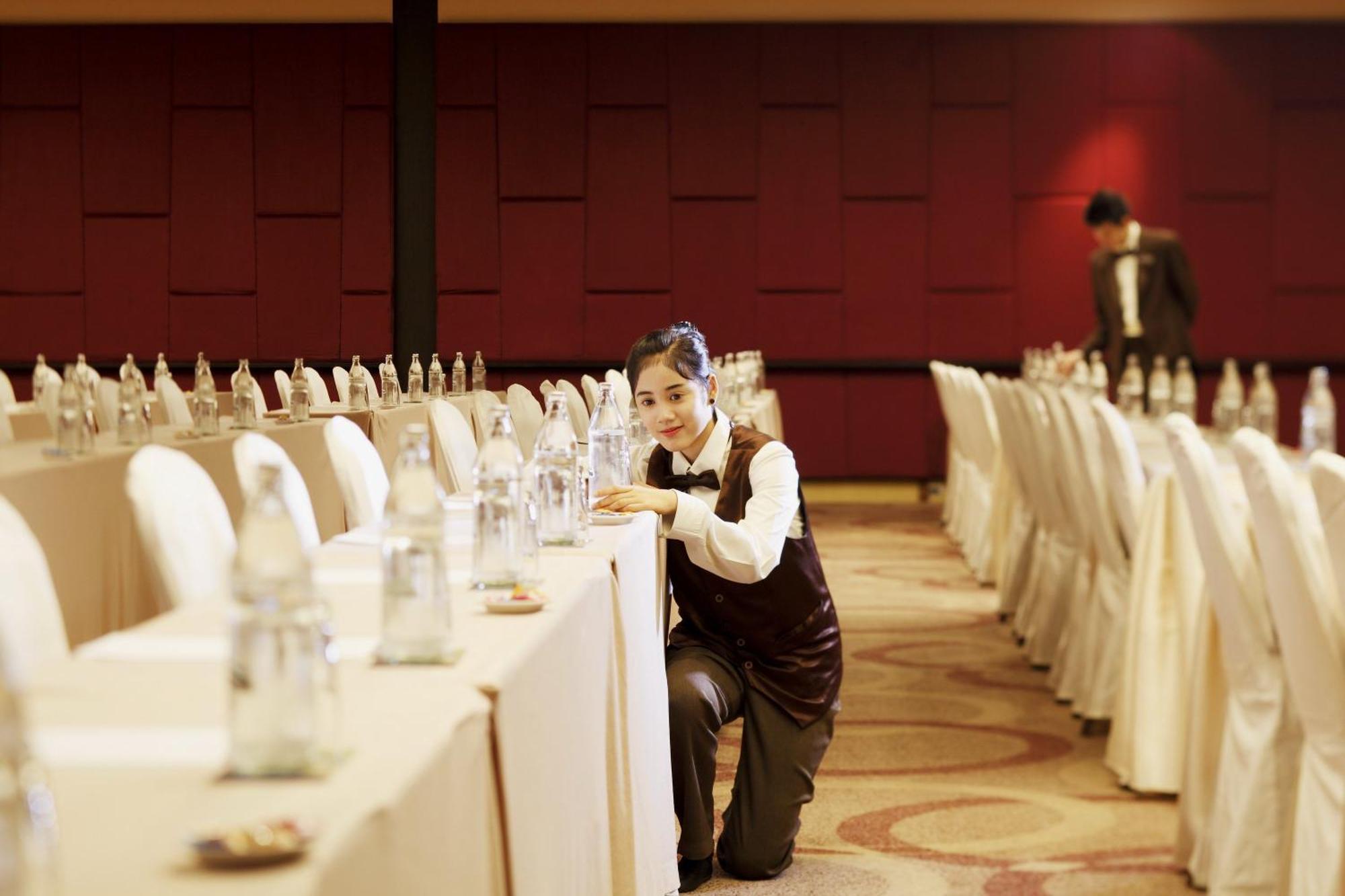 Centara Grand At Centralworld Bangkok Exterior photo A hotel employee sets up a meeting room