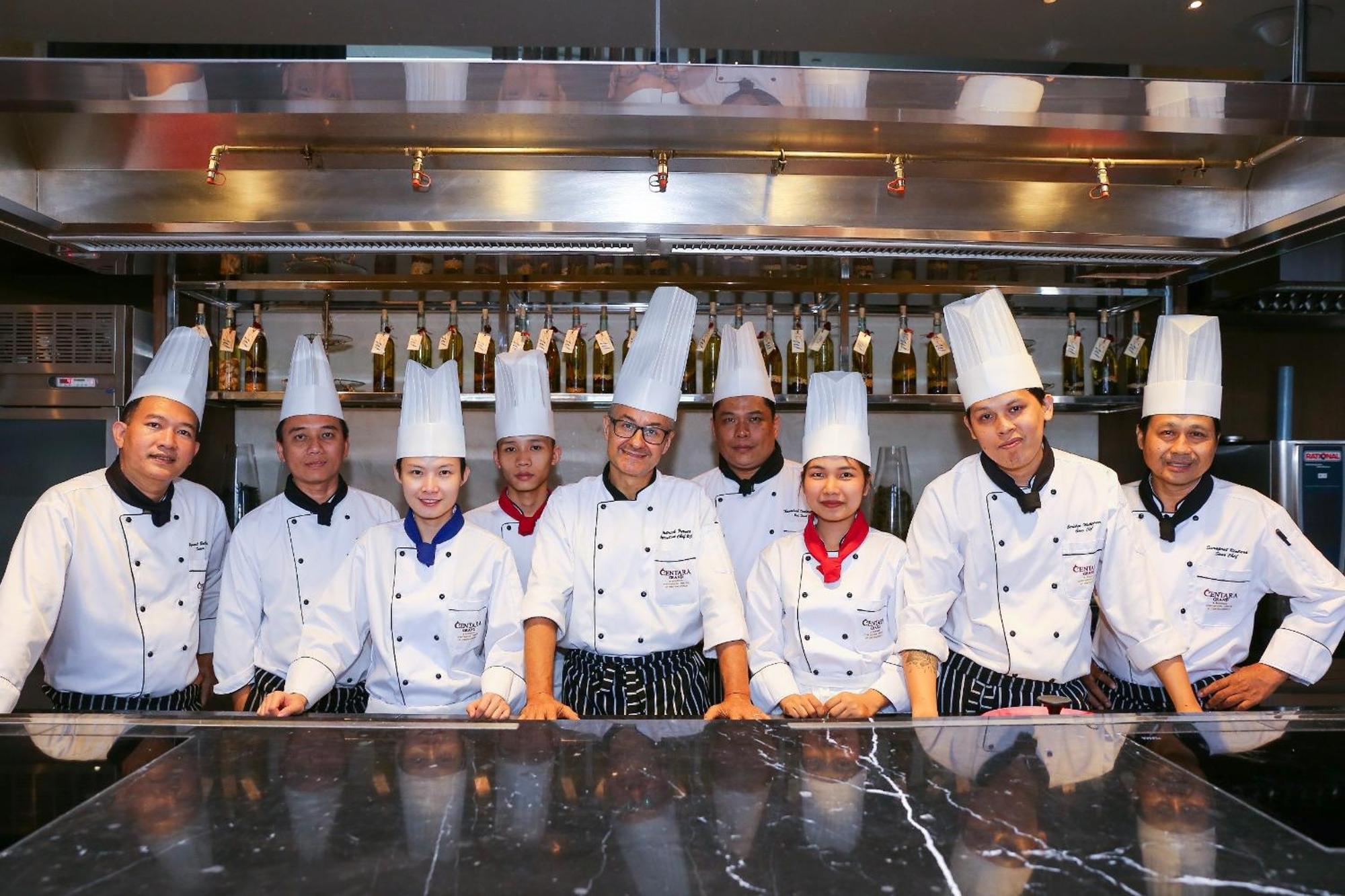 Centara Grand At Centralworld Bangkok Exterior photo Culinary students at the International Culinary Center