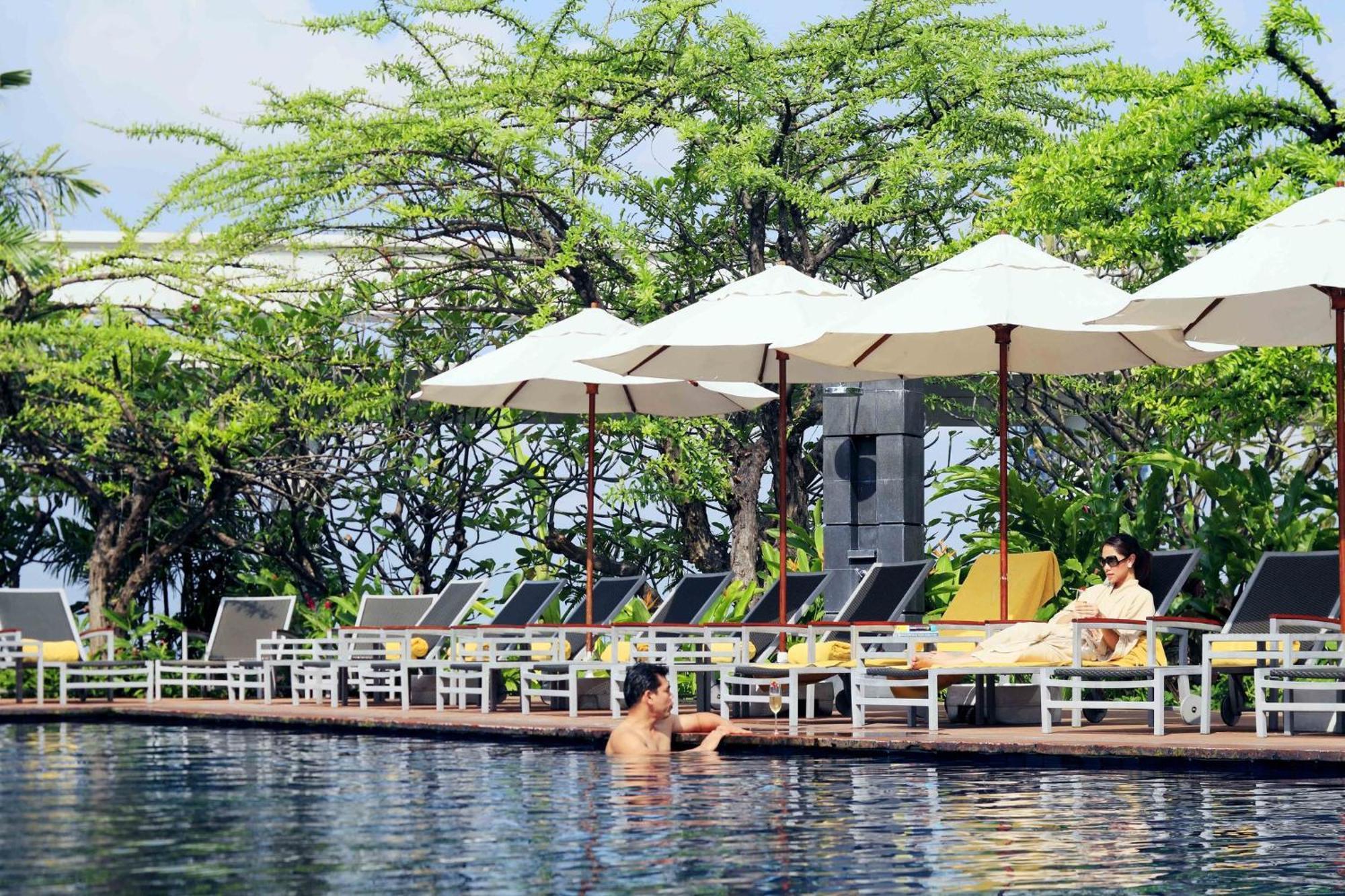 Centara Grand At Centralworld Bangkok Exterior photo The pool at the hotel