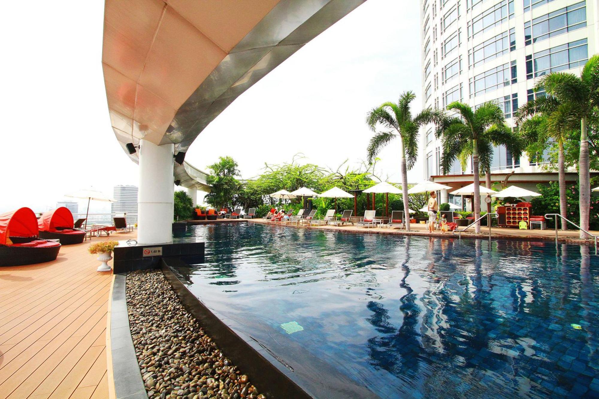 Centara Grand At Centralworld Bangkok Exterior photo The pool at the hotel